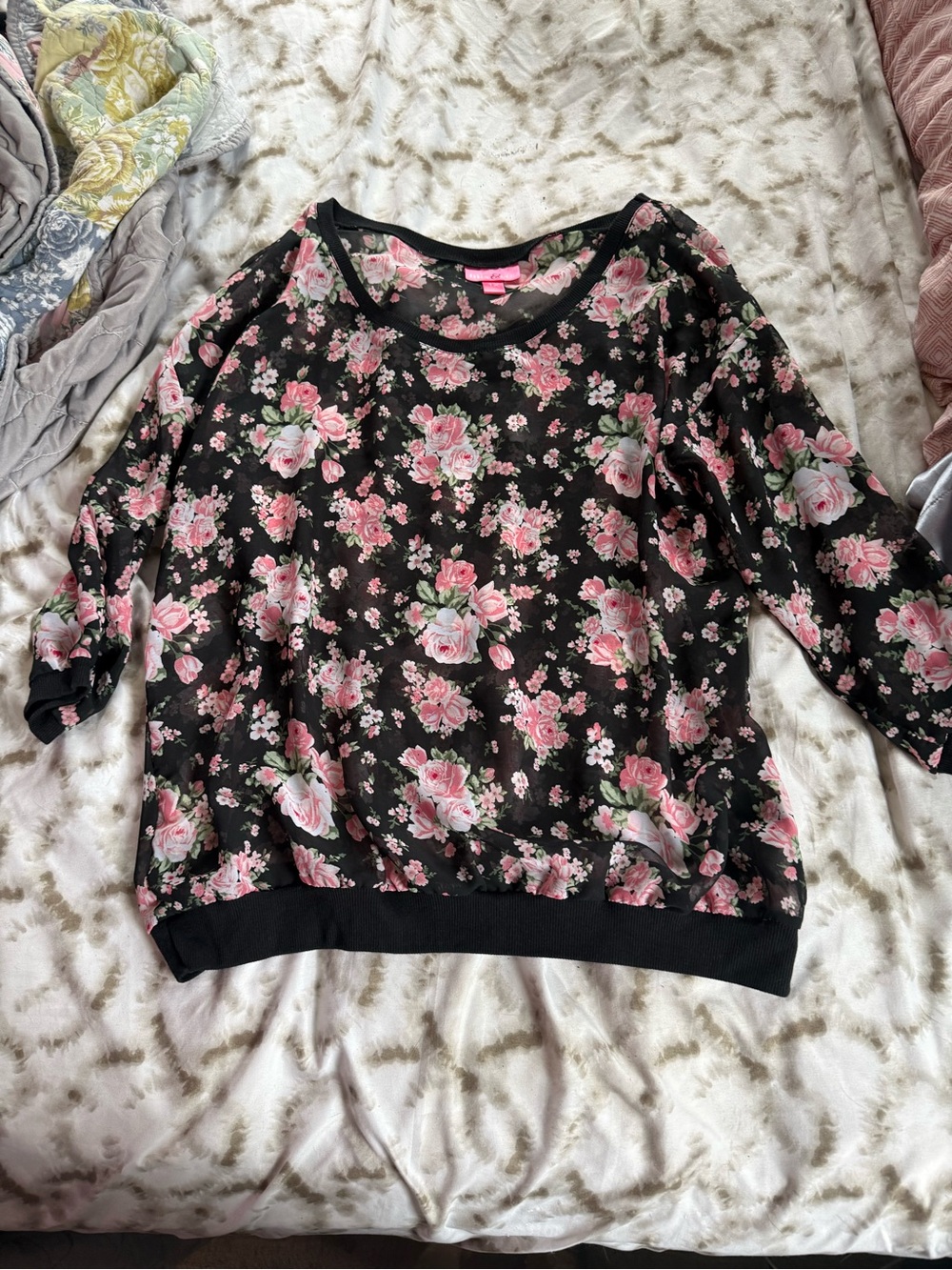 Floral Scoop-Neck Pullover Sweater - Pink on Black